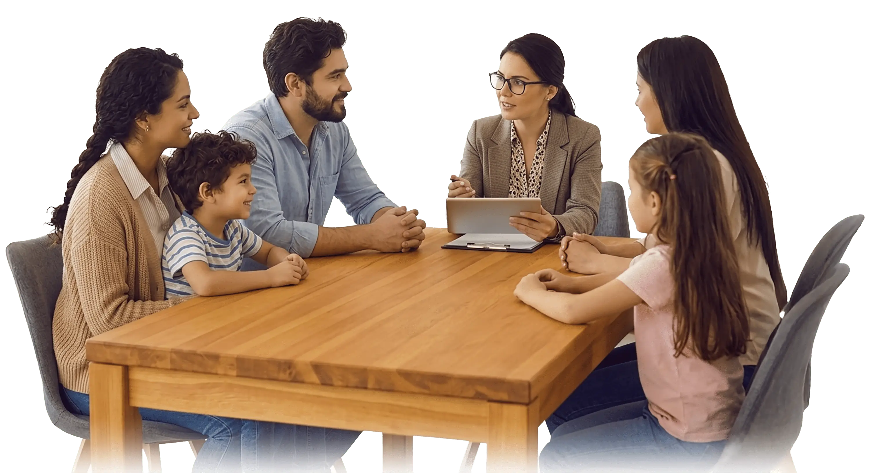 Familia hablando con una terapeuta