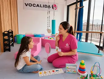 Especialista apoyando a una niña